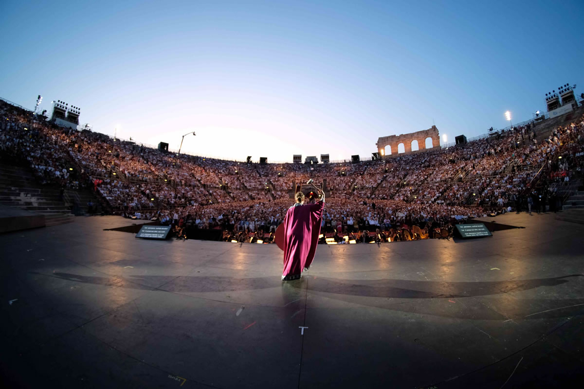 immagine dell'Arena di Verona gremita di pubblico