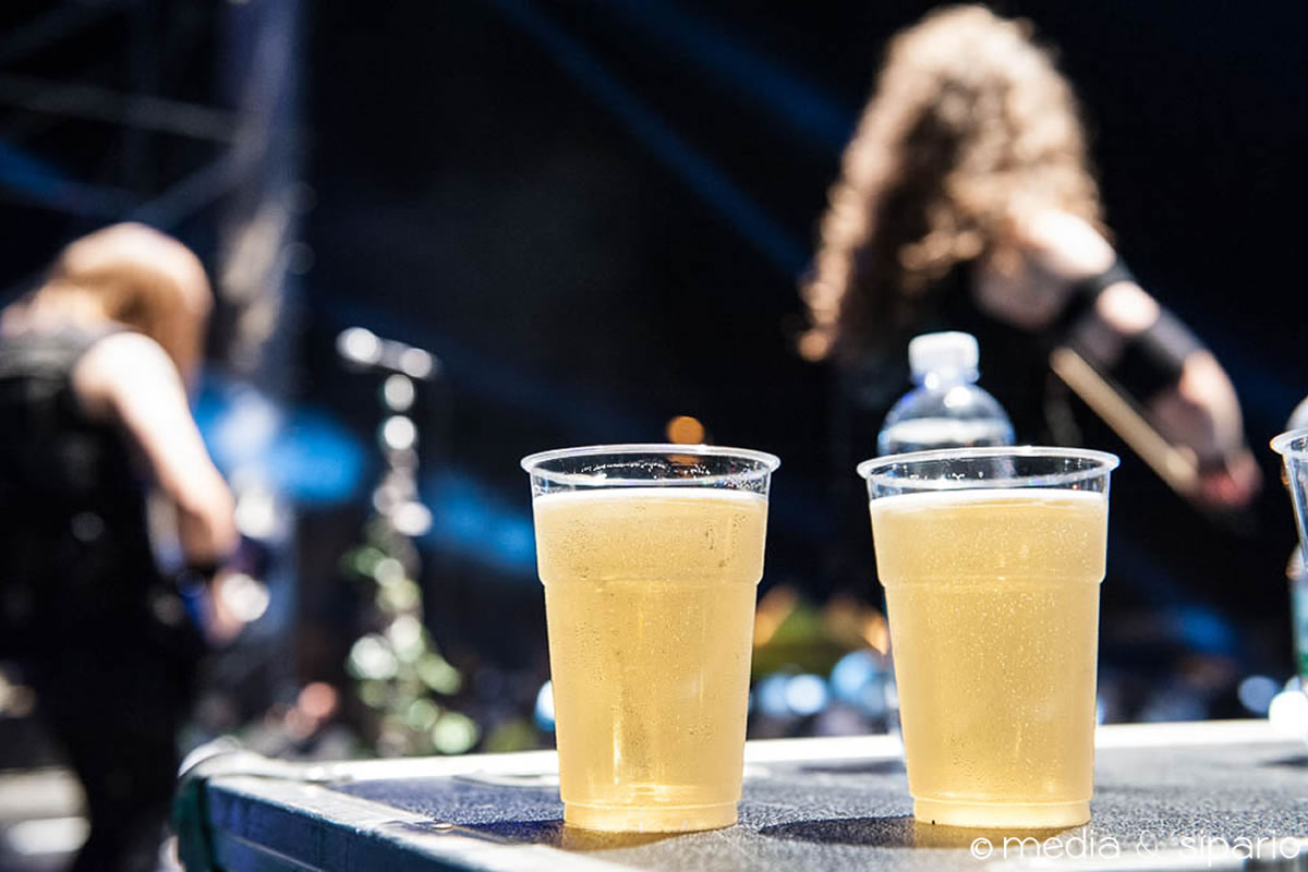 il palco con artisti e birre