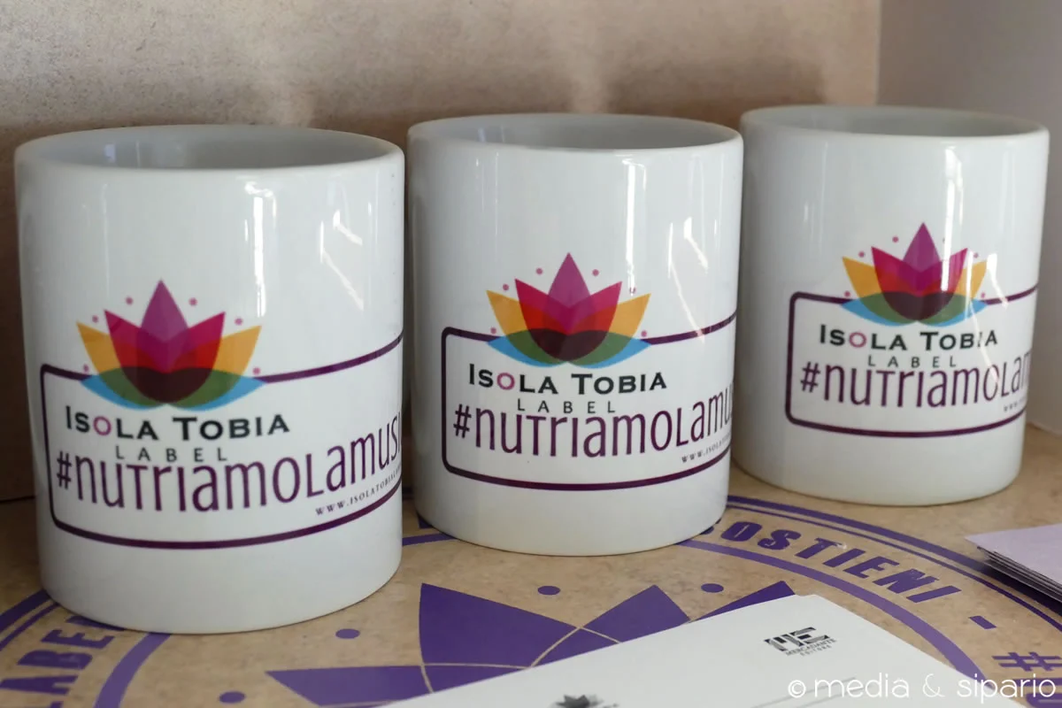 Isola Tobia Label: Cantautori tra le righe