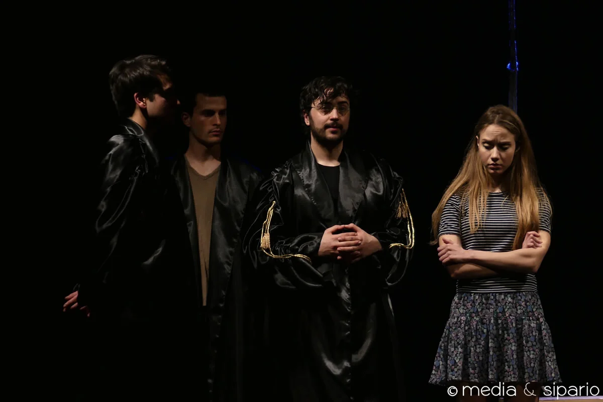 Voci dal cortile (recensione)