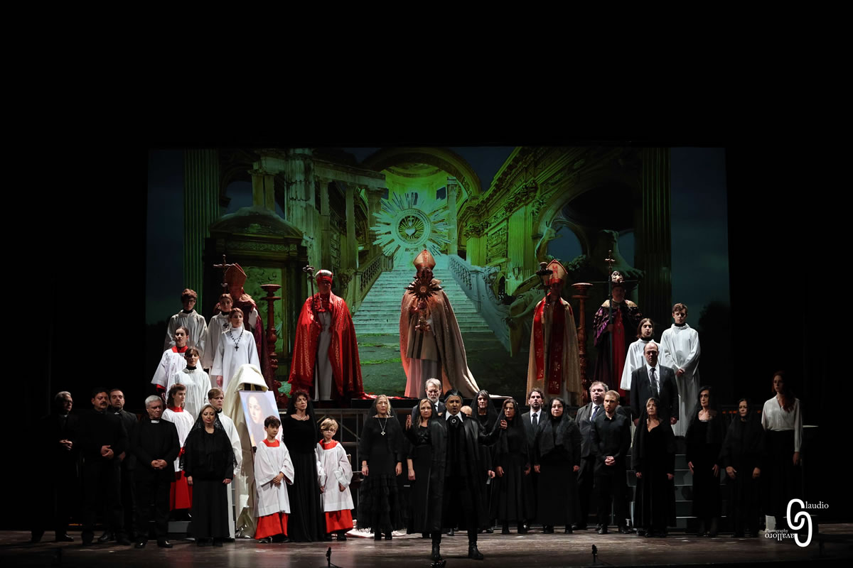 Tosca, tra ieri e oggi (recensione)