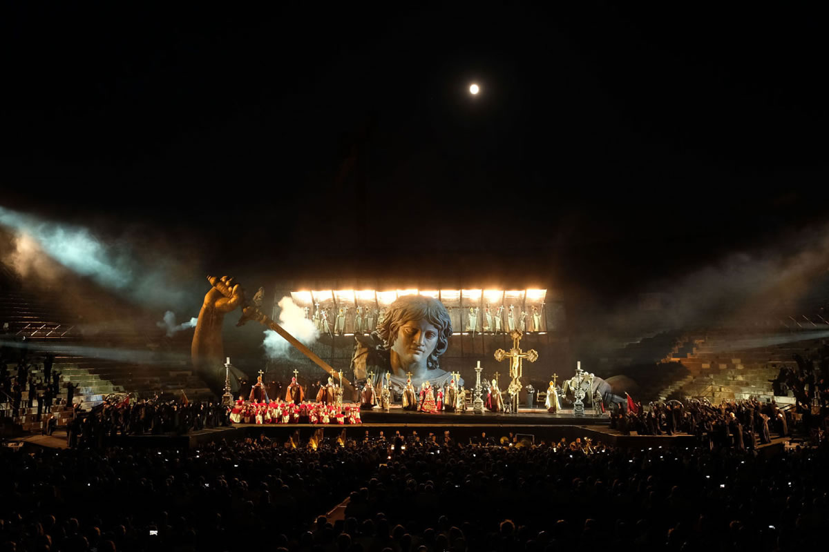 La Tosca di Hugo De Ana all'Arena di Verona (recensione)