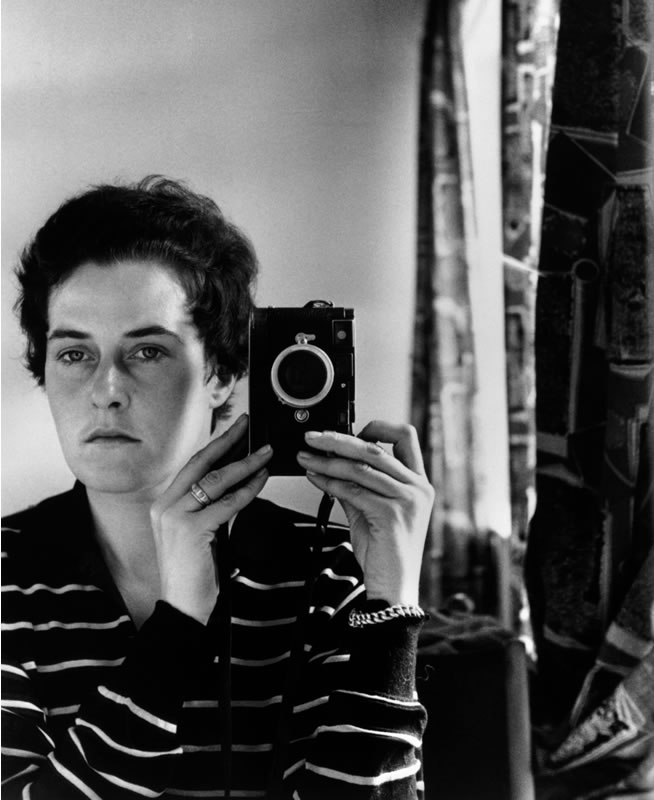 immagine di una donna allo specchio con macchina fotografica